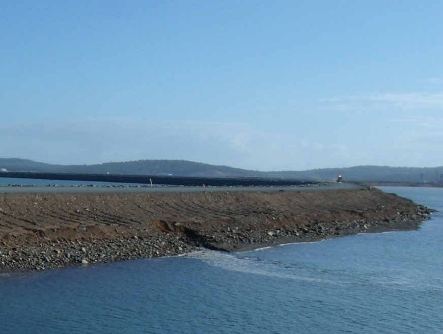 Paleo channels with softer rock combined with strong spring tides caused the geotextile to balloon and tear in some areas of a failed bund wall in Gladstone Harbour. Paleo channels with softer rock combined with strong spring tides caused the geotextile to balloon and tear in some areas of a failed bund wall in Gladstone Harbour.